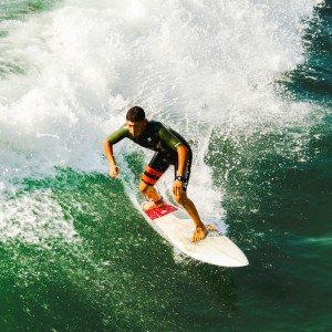 FB体育app下载-西班牙骑手马尔科·佩雷斯在国际马术大奖赛中获得冠军，成为赛事历史上最年轻的冠军得主。